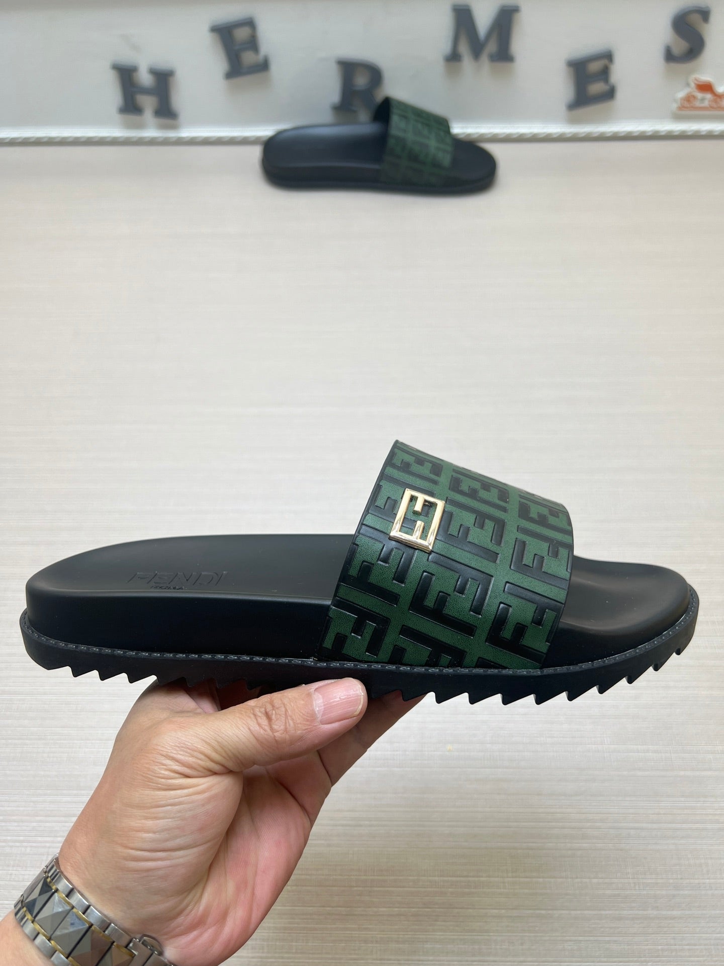 54F121Z   fashion  slippers