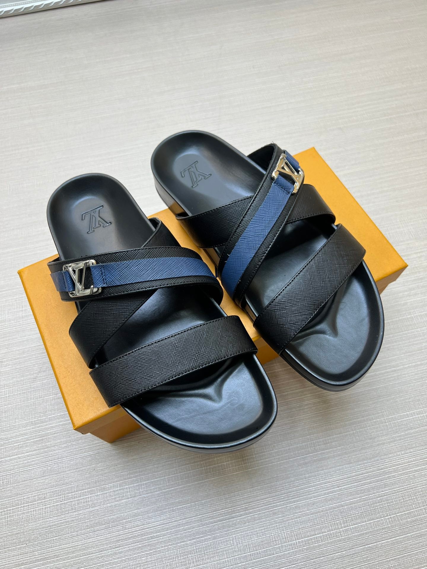 54E88Z    fashion  slippers