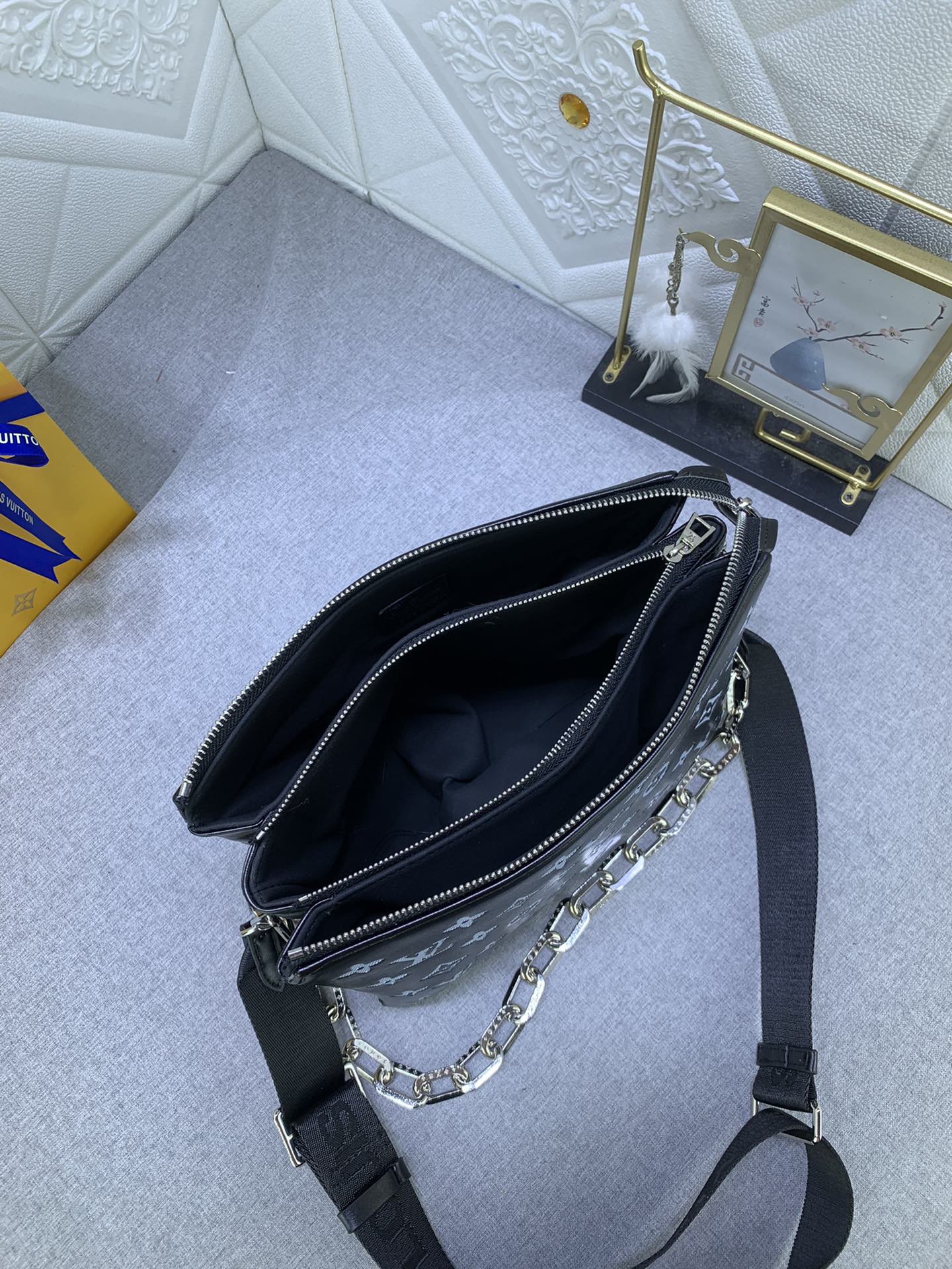 2XE39B  Fashionable leather bag 