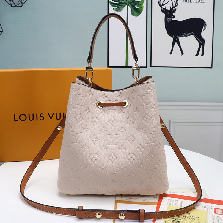 1E81B  Fashionable leather bag 