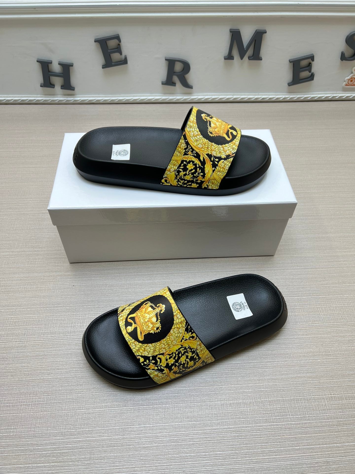 54V163Z    fashion  slippers