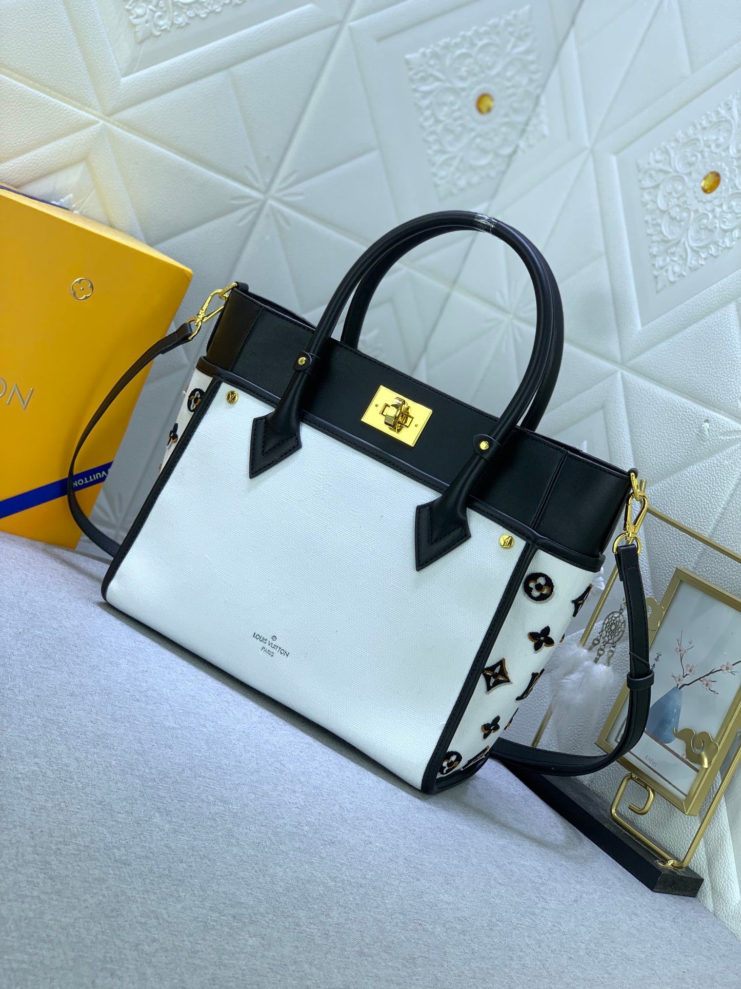 2XE338B  Fashionable leather bag 