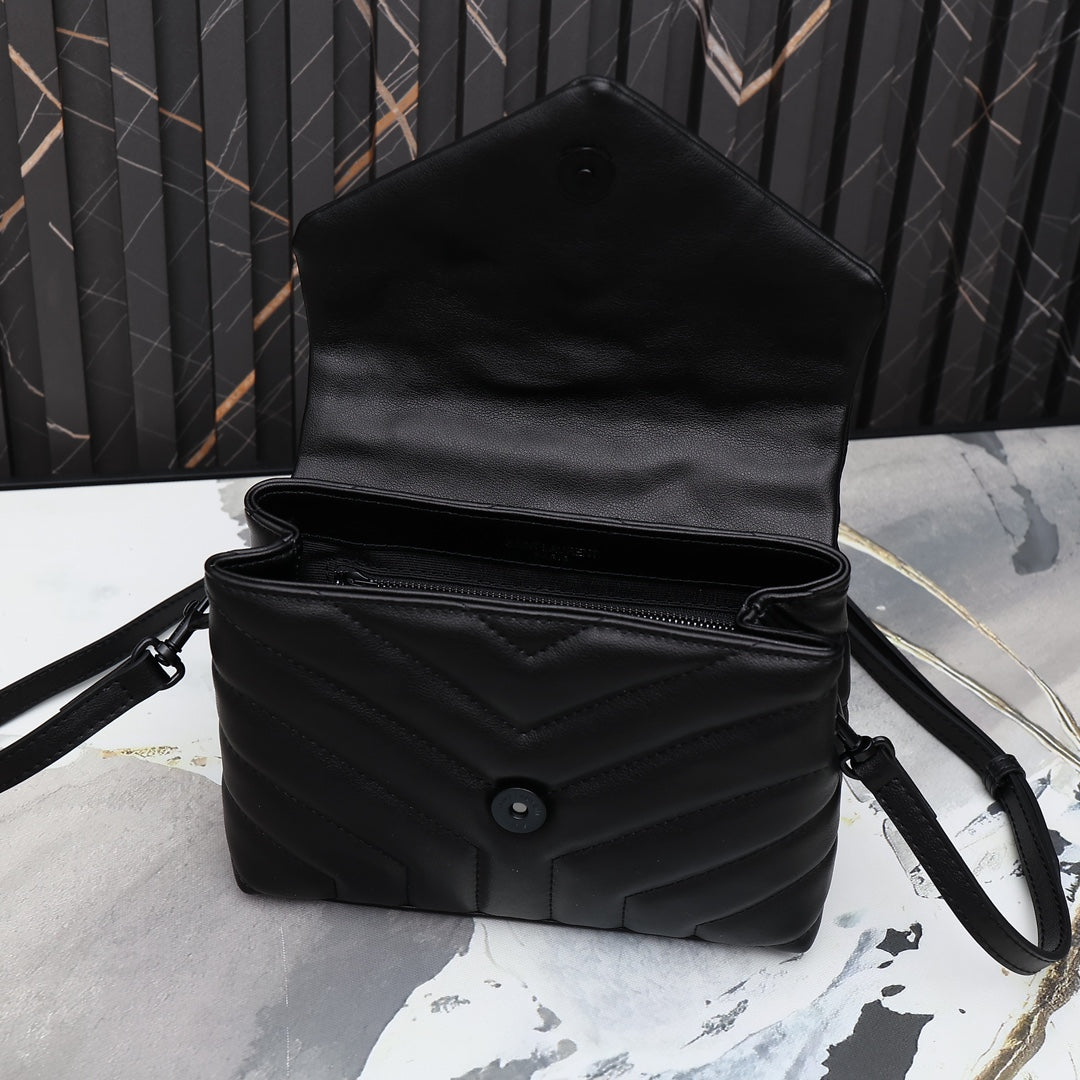 1XSL267B  Fashionable leather bag 