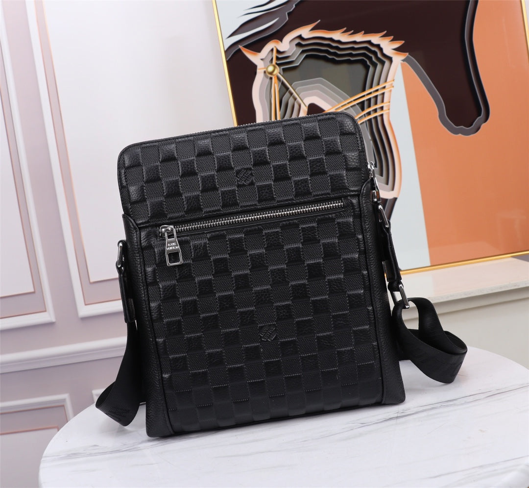 2XE302B  Fashionable leather bag 