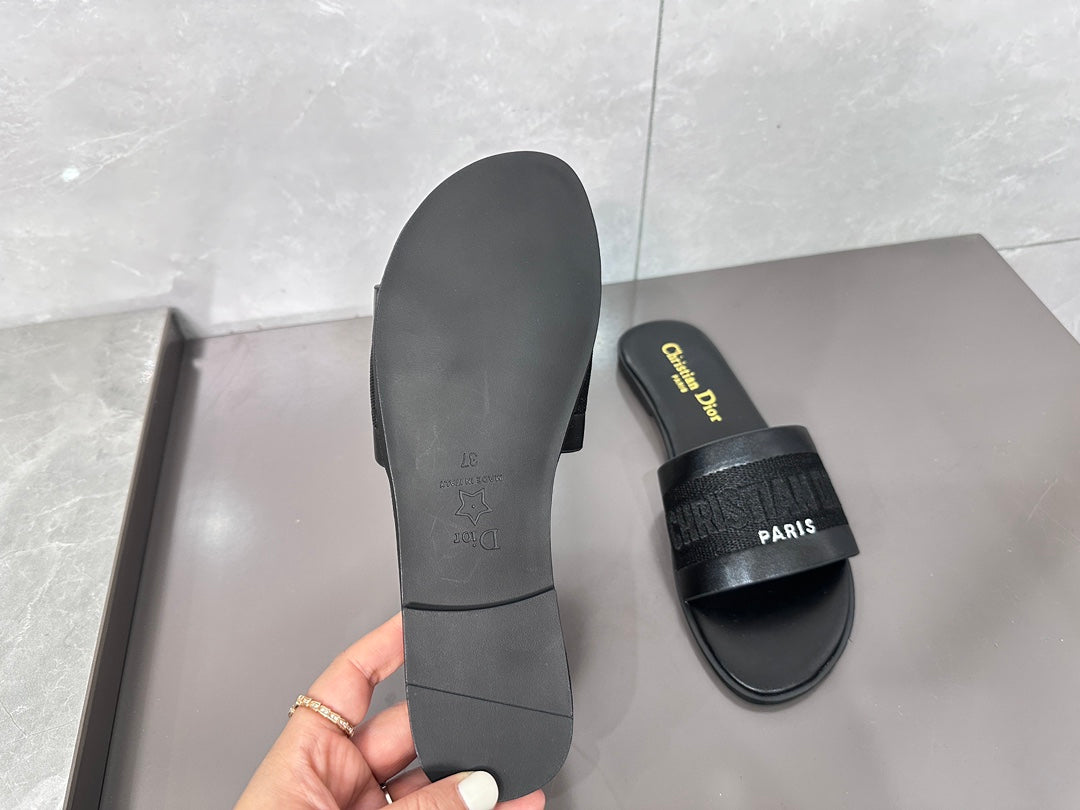 14D32Z   fashion slippers