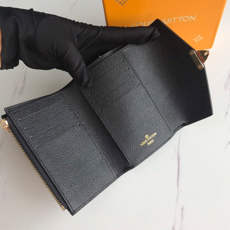 1E1010B  Fashionable leather wallets