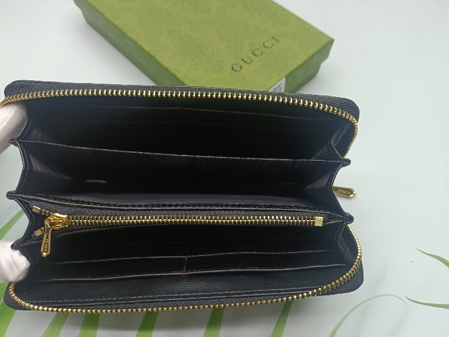 1XB78B  Fashionable leather wallets