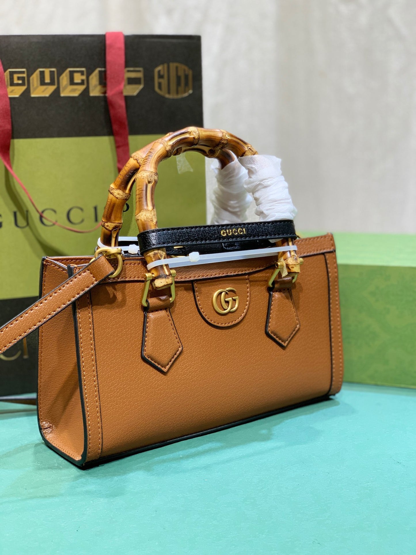 1XB114B  Fashionable leather bag 