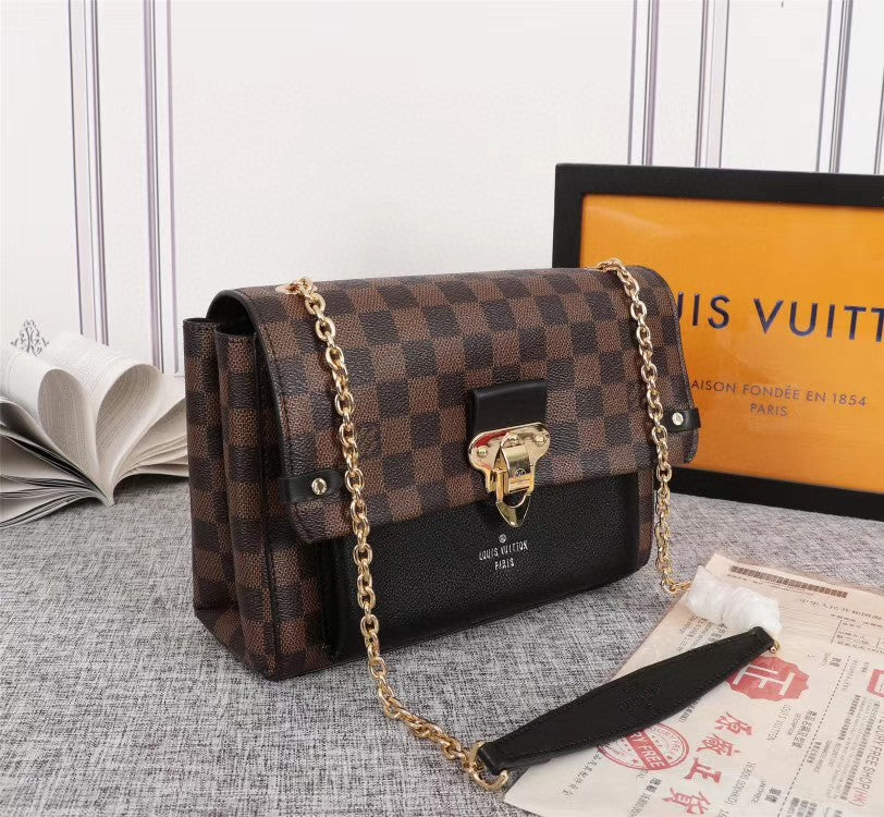 2XE52B  Fashionable leather bag 