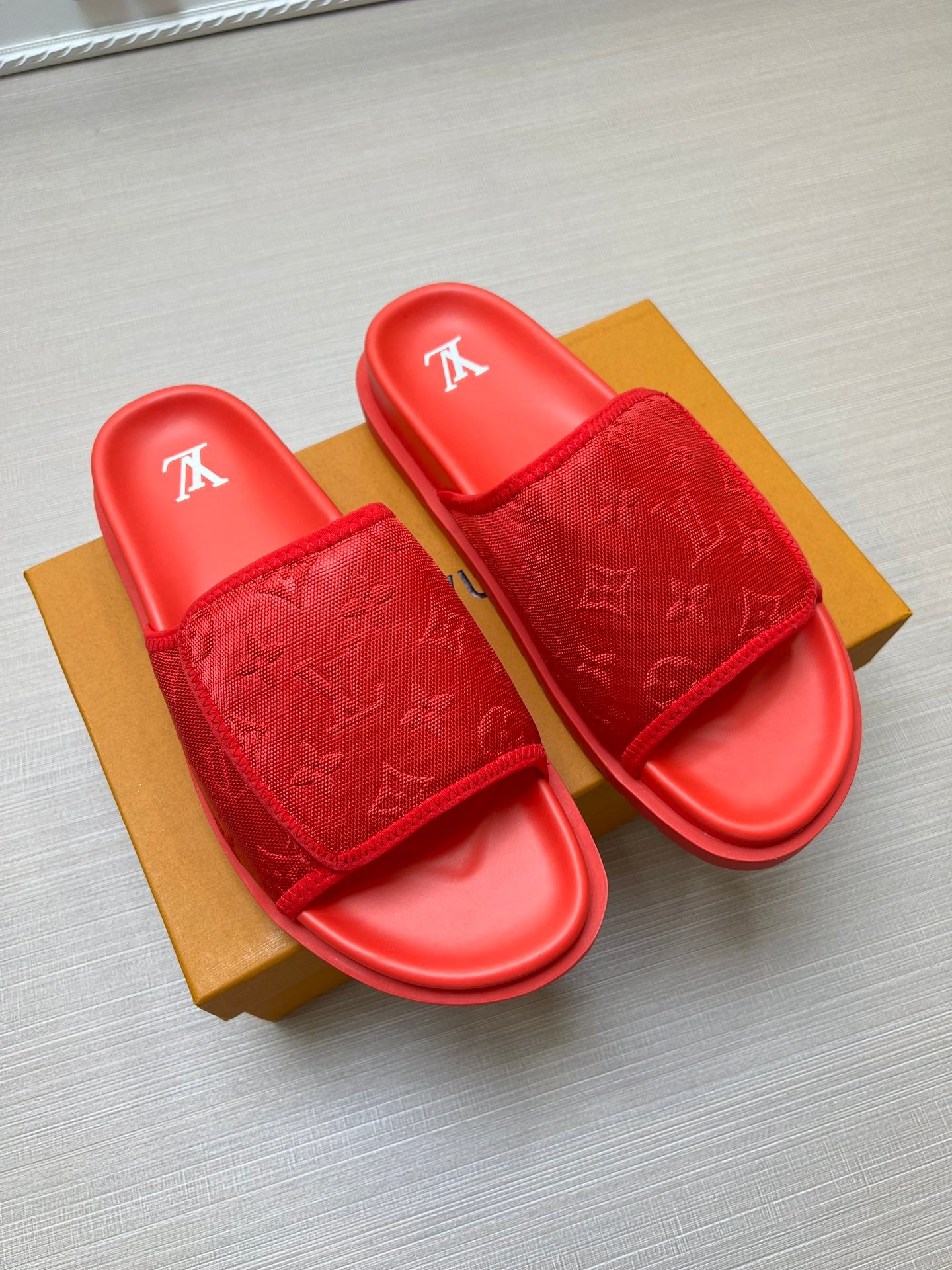 54E14Z    fashion slippers