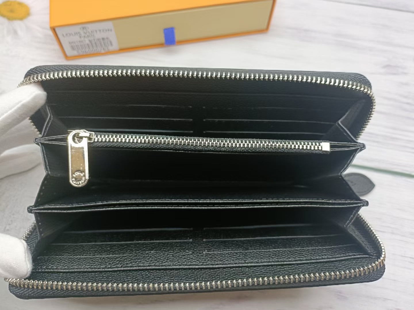 1XE102B  Fashionable leather wallets