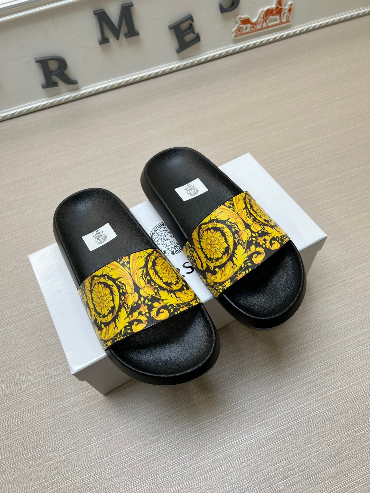 54V166Z   fashion slippers