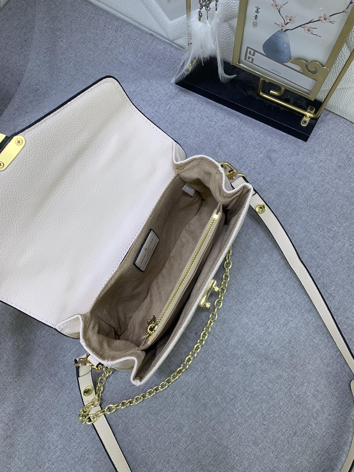 2XE43B  Fashionable leather bag 