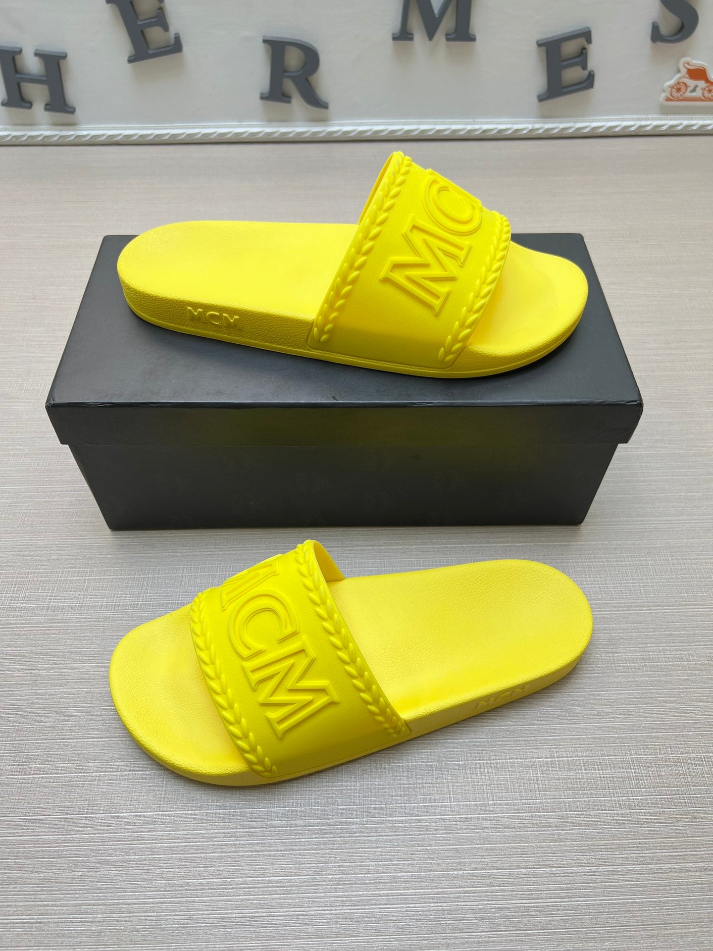 54M42Z    fashion  slippers