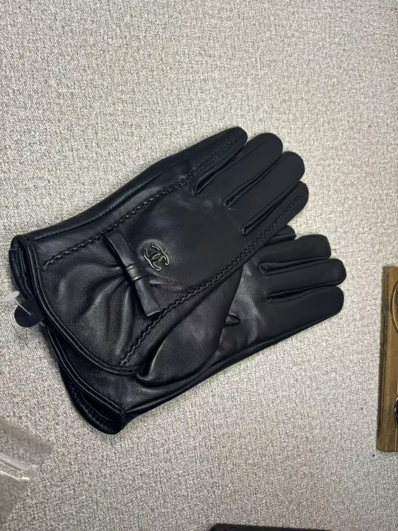 24C101S   Fashion gloves