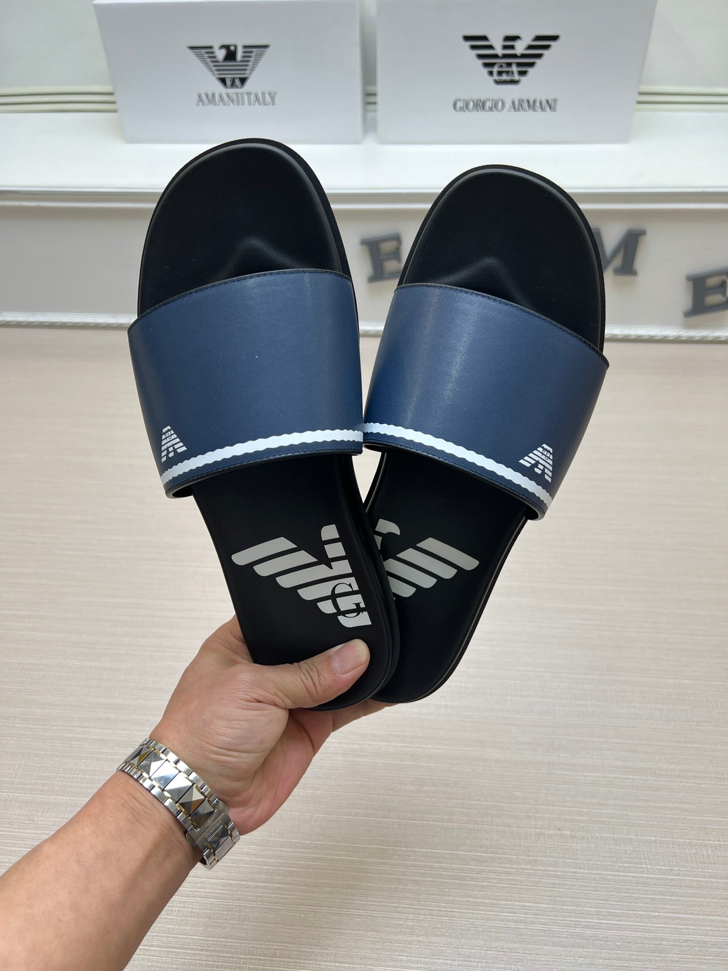 54A104Z    fashion slippers