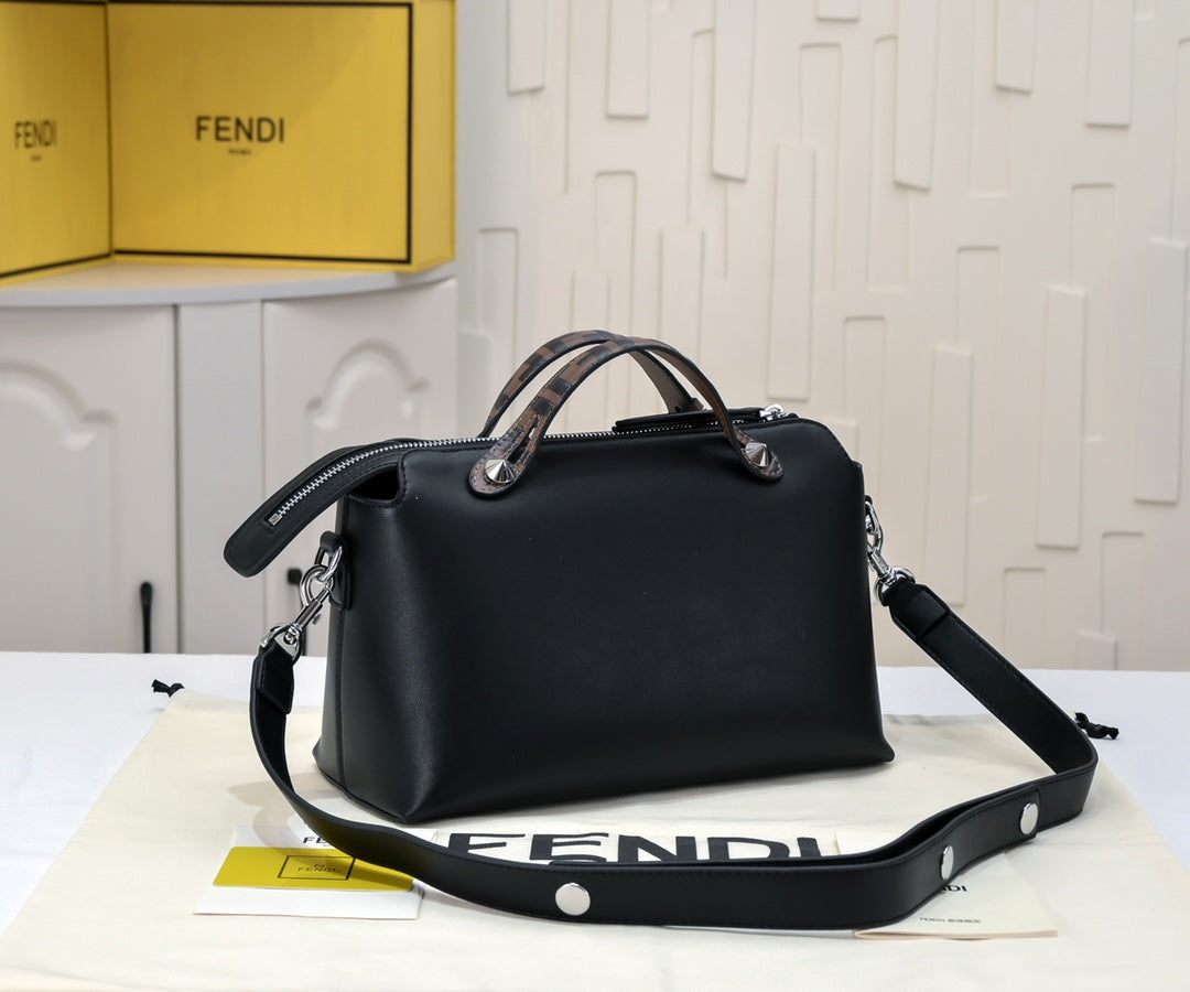 2XF331B  Fashionable leather bag 