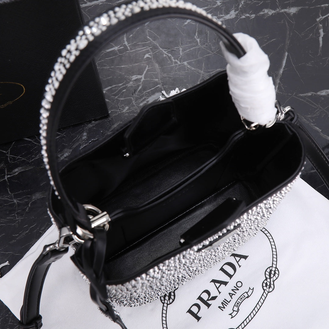 2XPD265B  Fashionable leather bag 