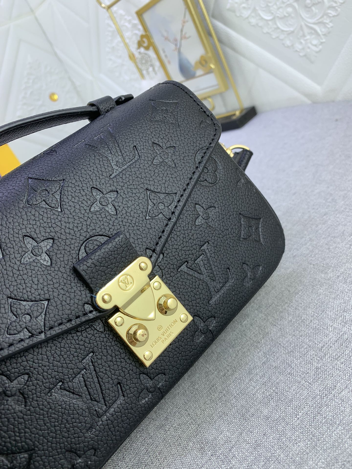 2XE43B  Fashionable leather bag 