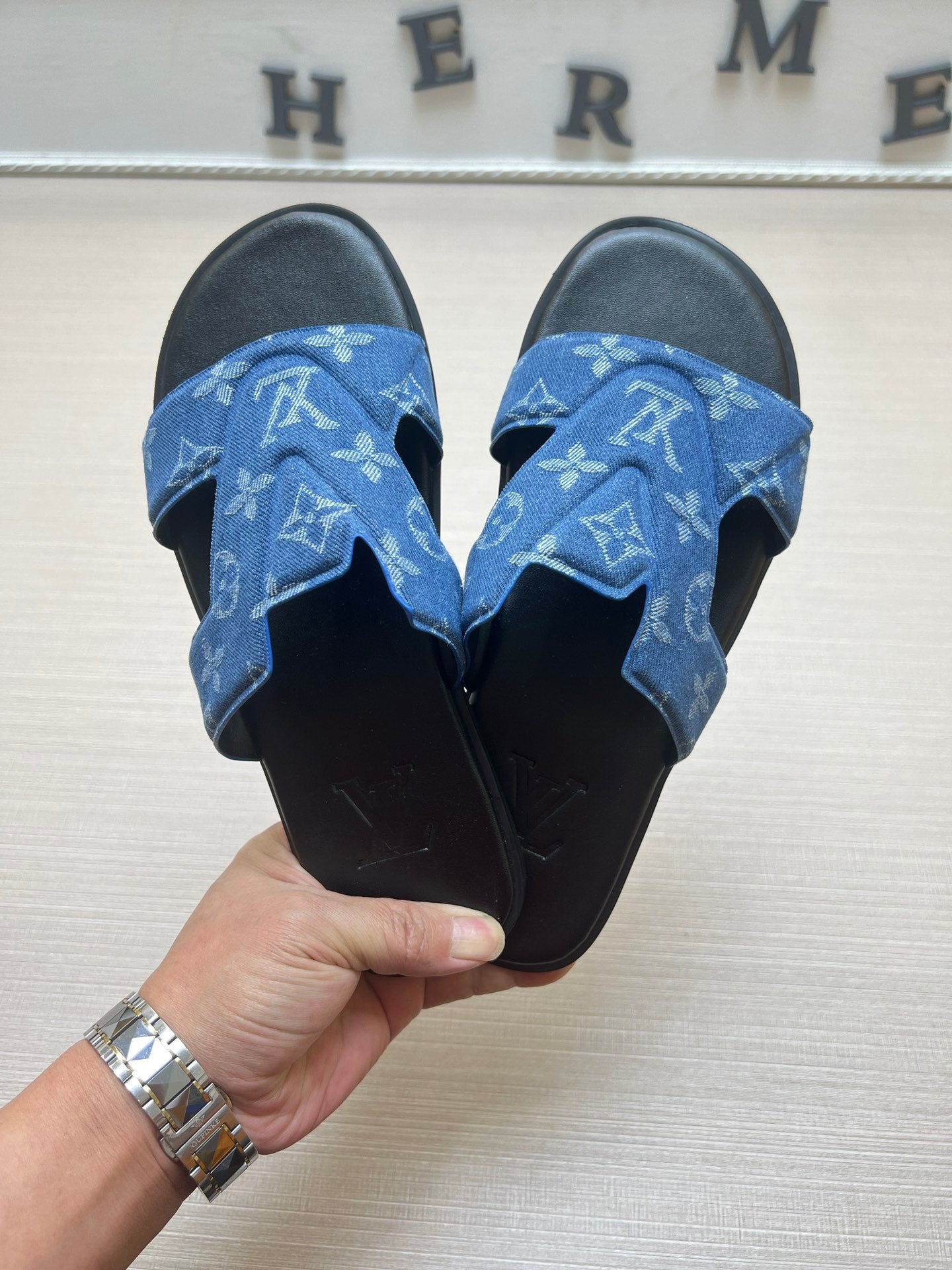 54E32Z    fashion slippers