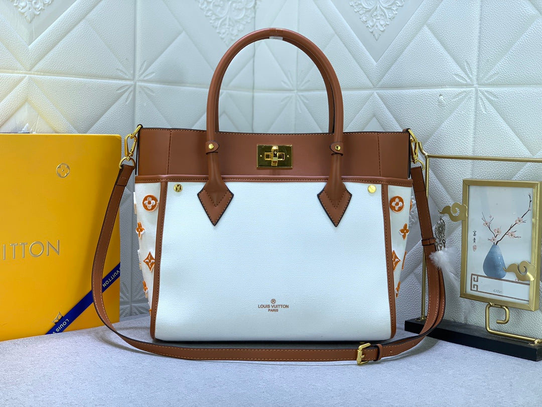 2XE338B  Fashionable leather bag 