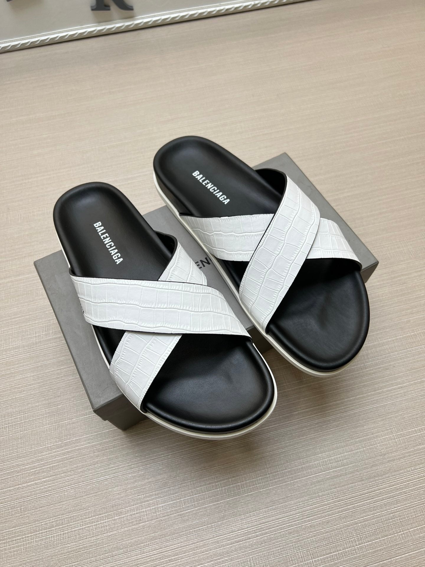 54J97Z    fashion  slippers