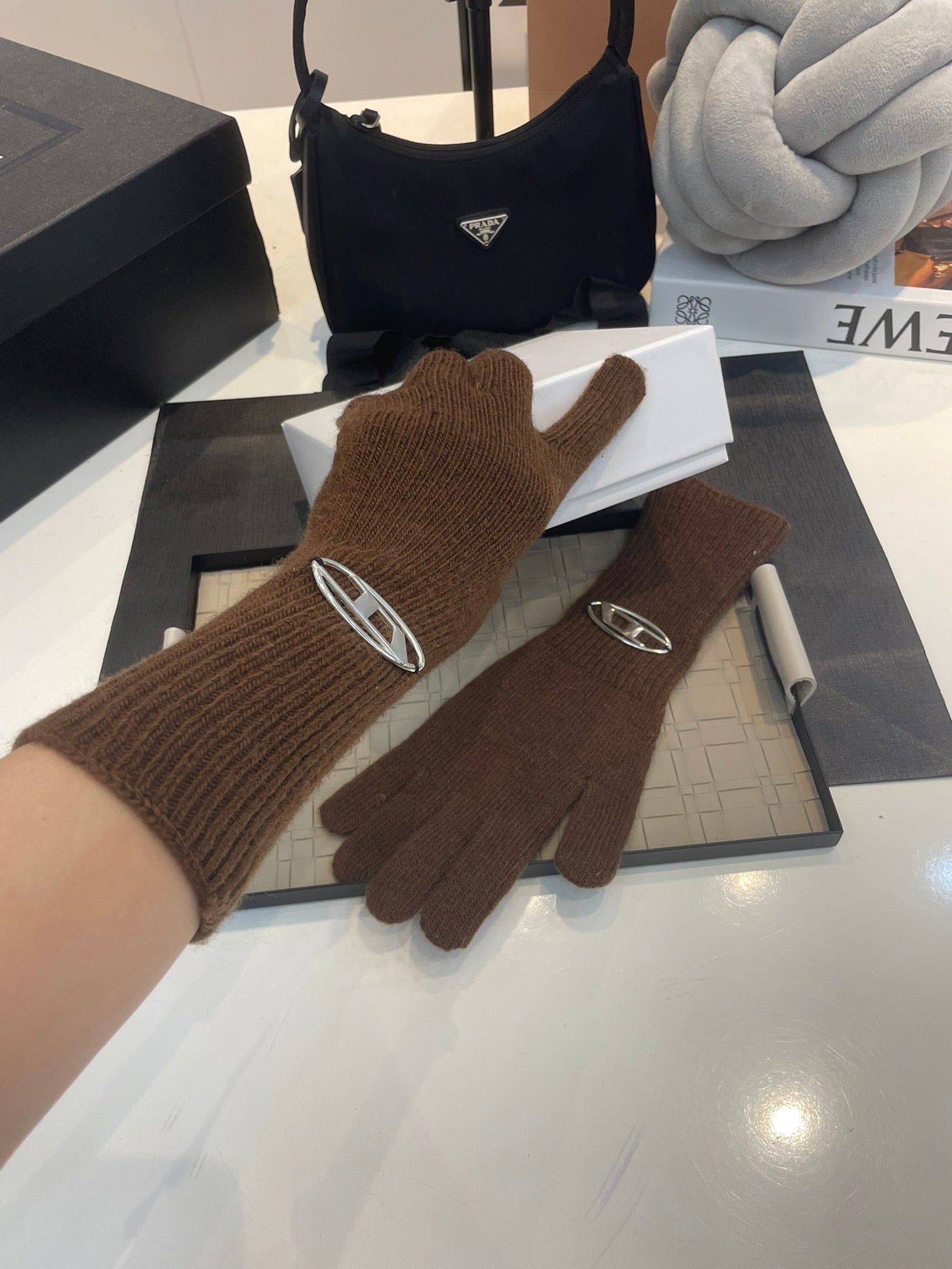 14A54S   Fashion gloves