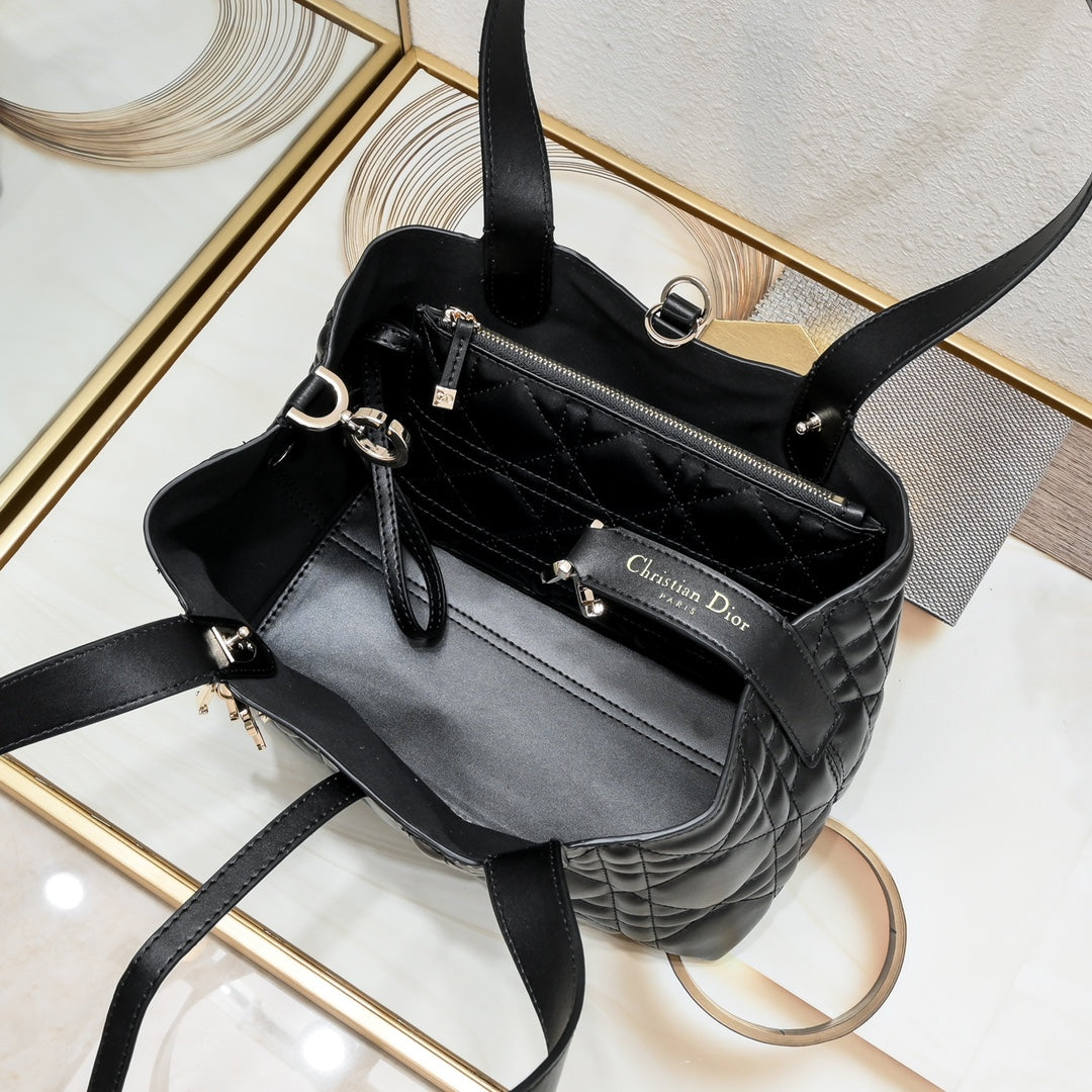 2XD359B  Fashionable leather bag 