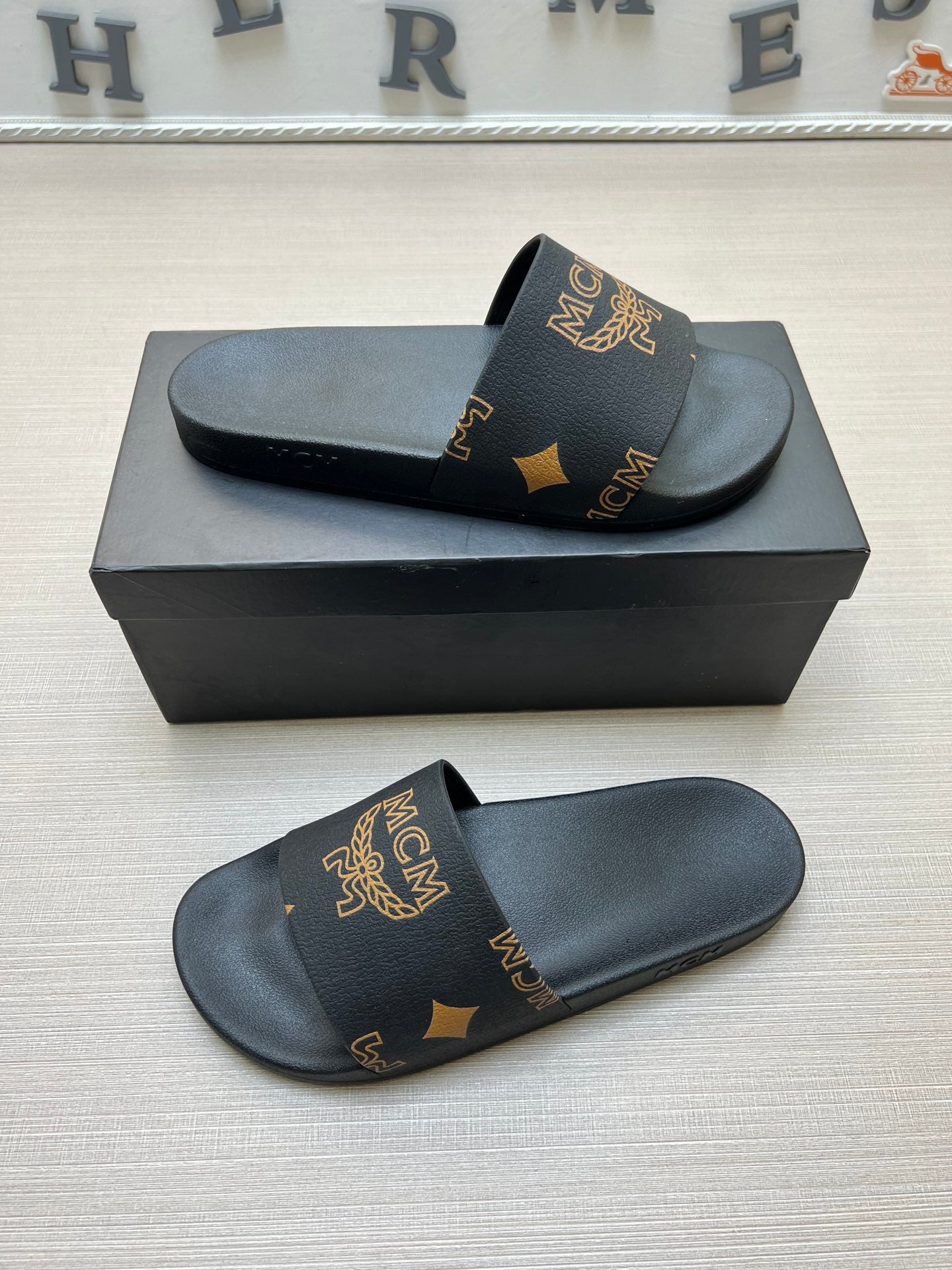 54M43Z  fashion   slippers