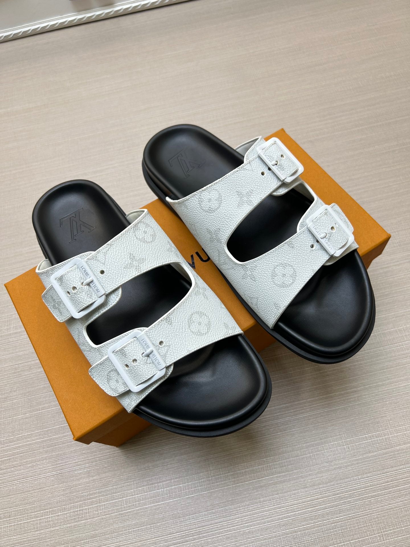 54E58Z  fashion   slippers