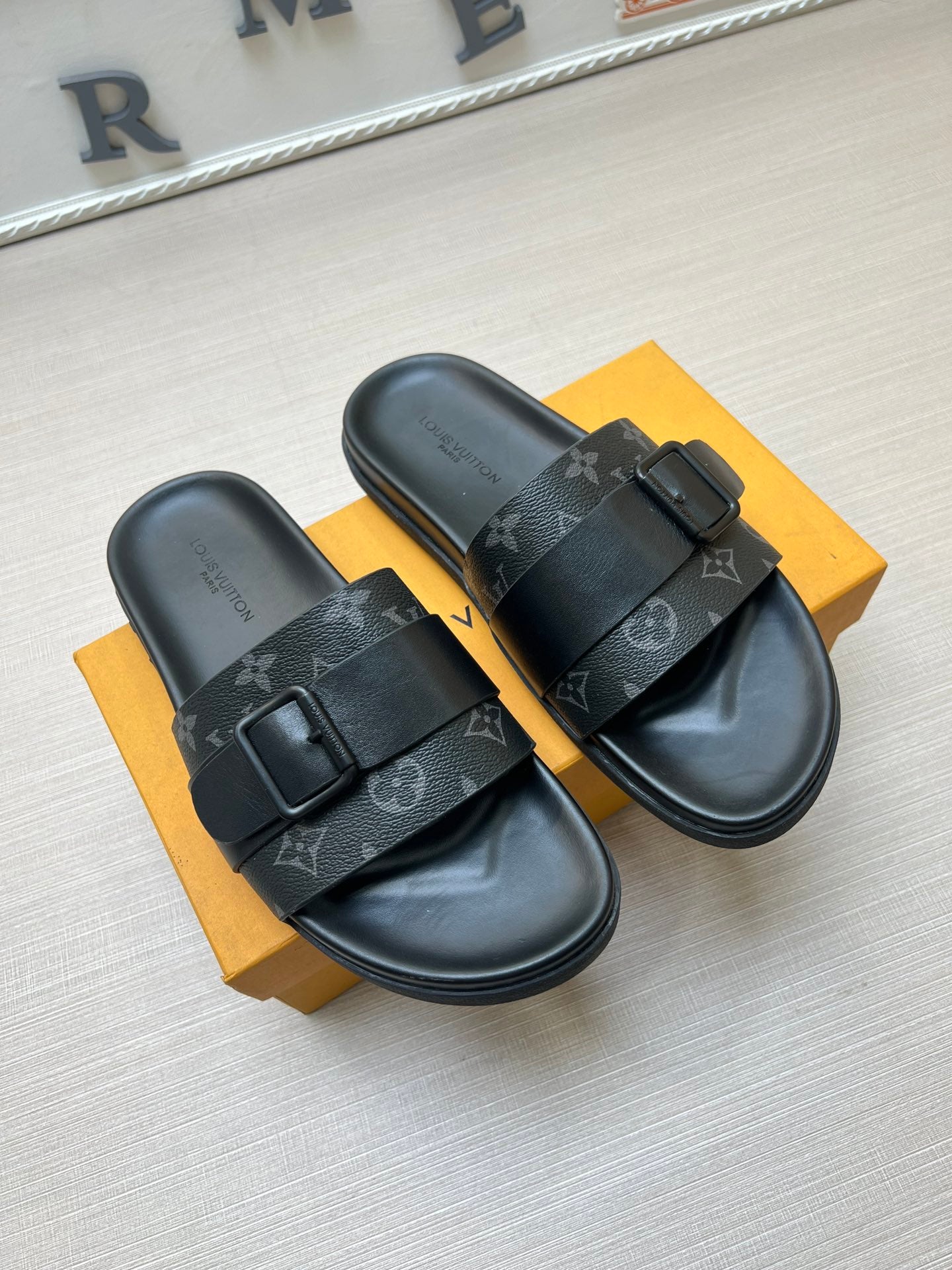 54E111Z    fashion slippers