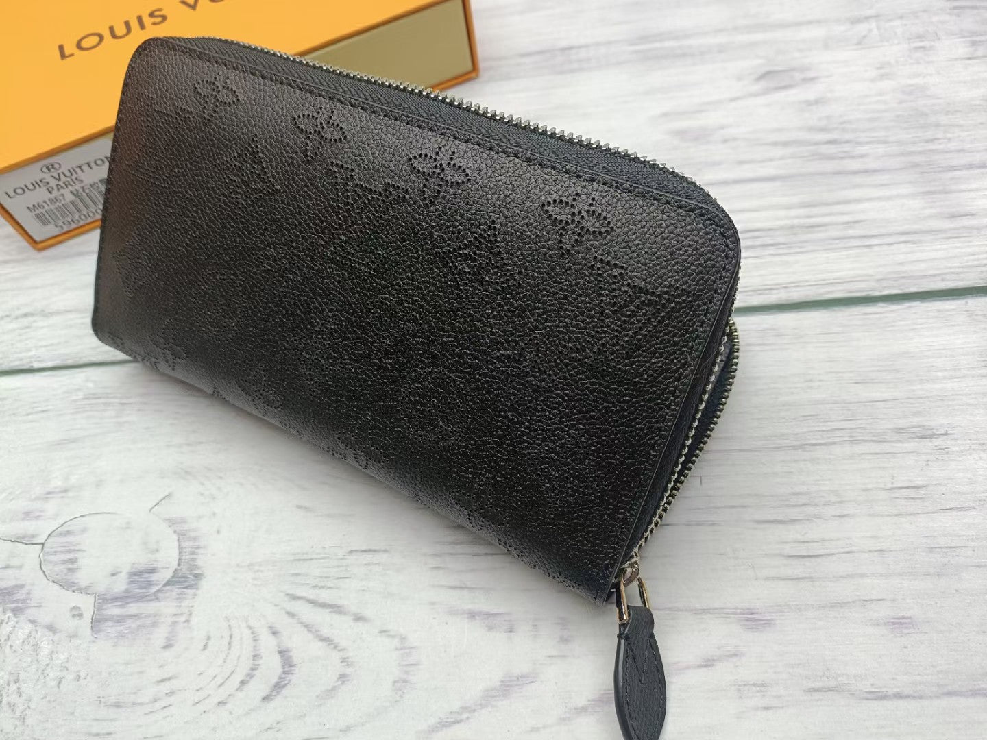 1XE102B  Fashionable leather wallets