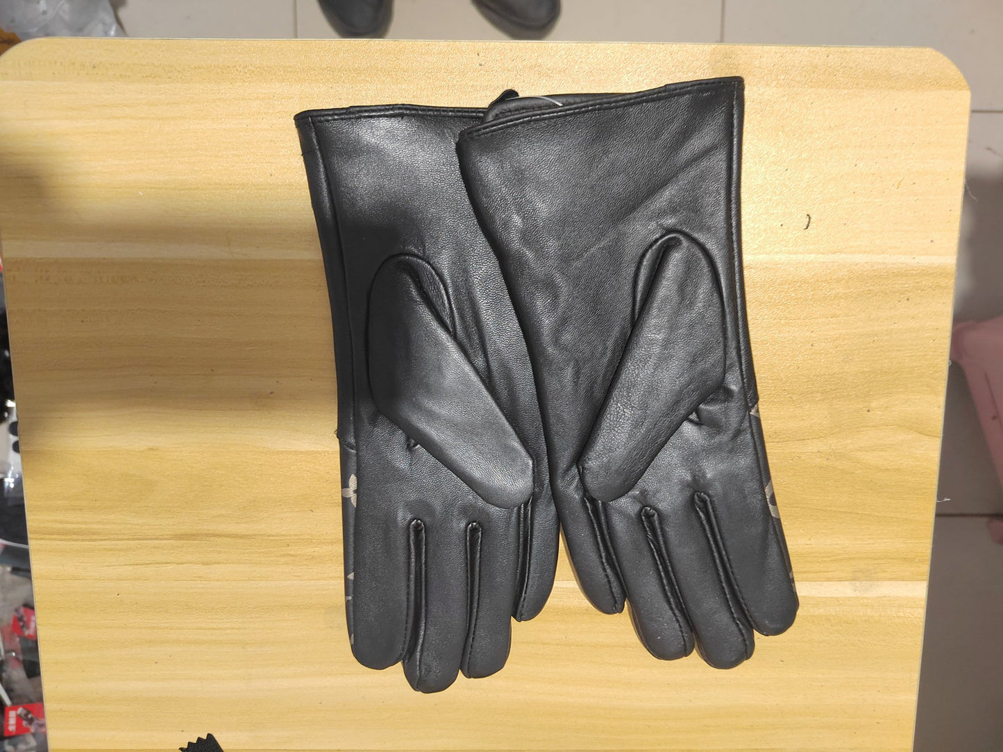 24E80S   Fashion gloves