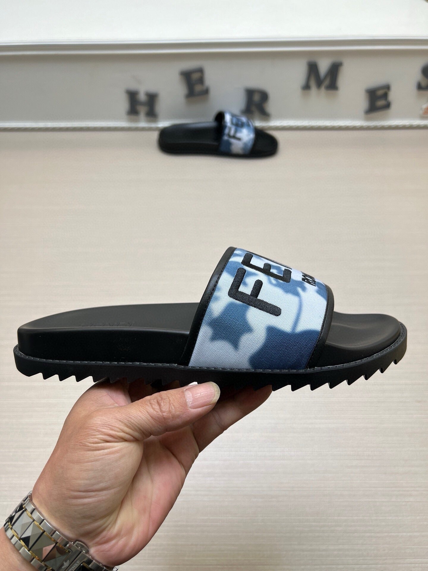 54F24Z    fashion slippers