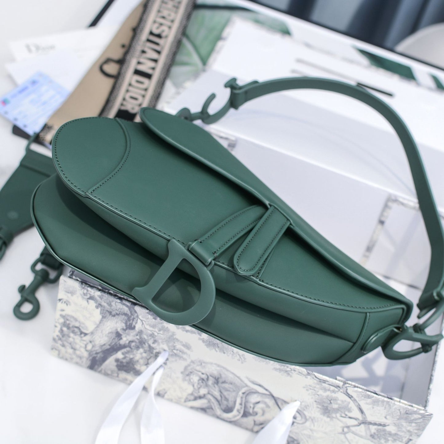 5D10B  Fashionable leather bag 