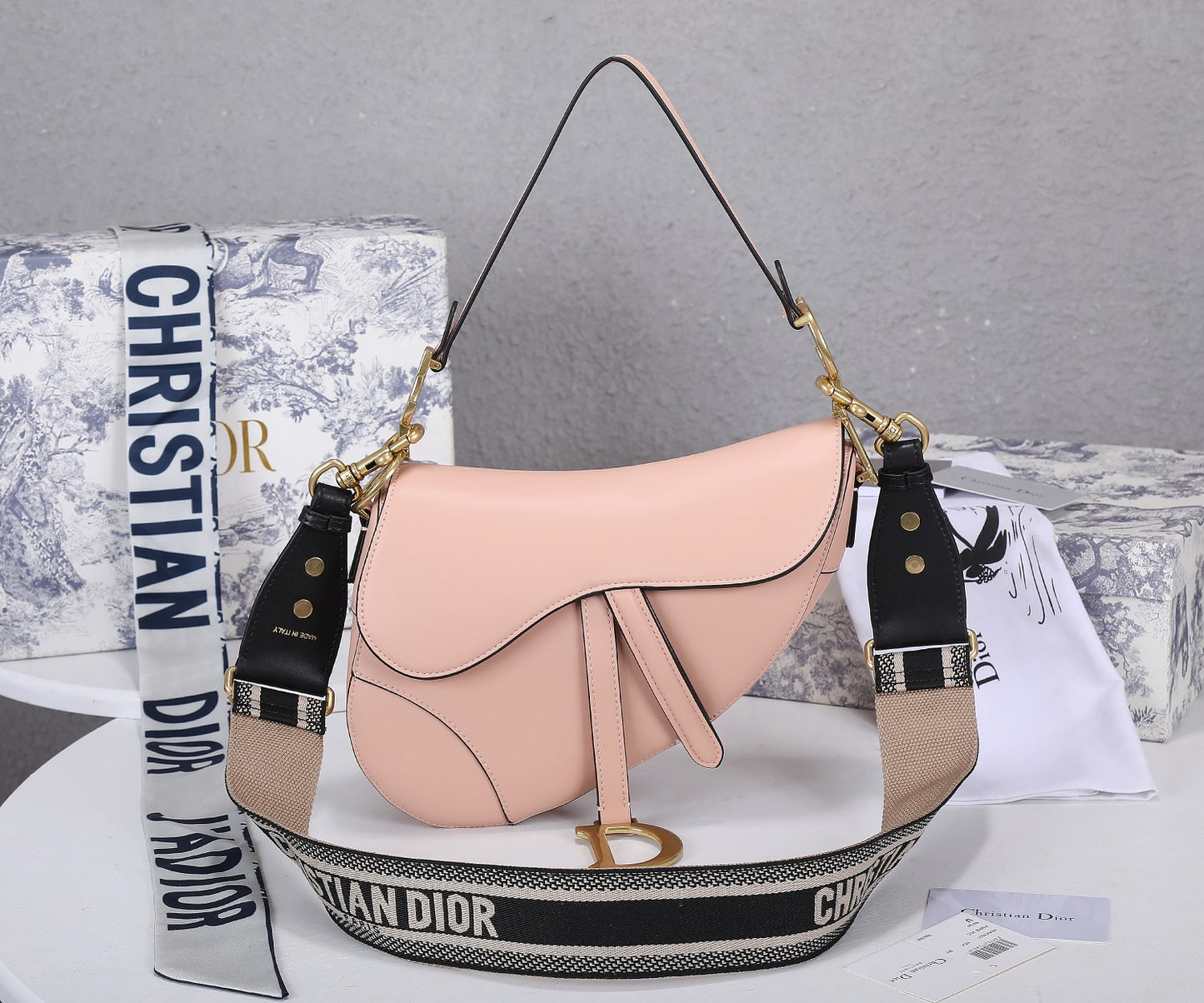 5D11B  Fashionable leather bag 