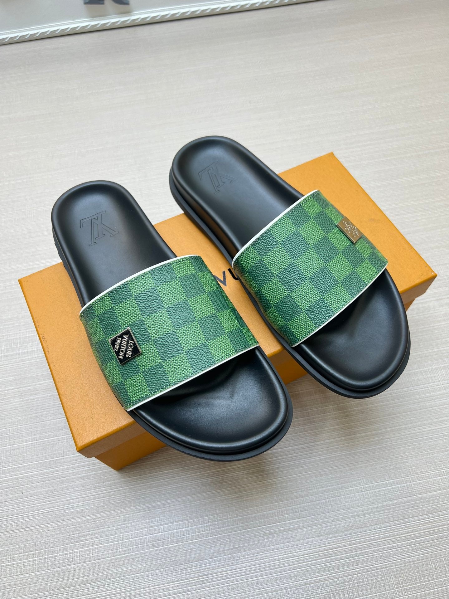 54E69Z   fashion slippers