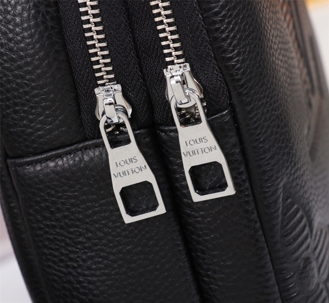 2XE35B  Fashionable leather bag 