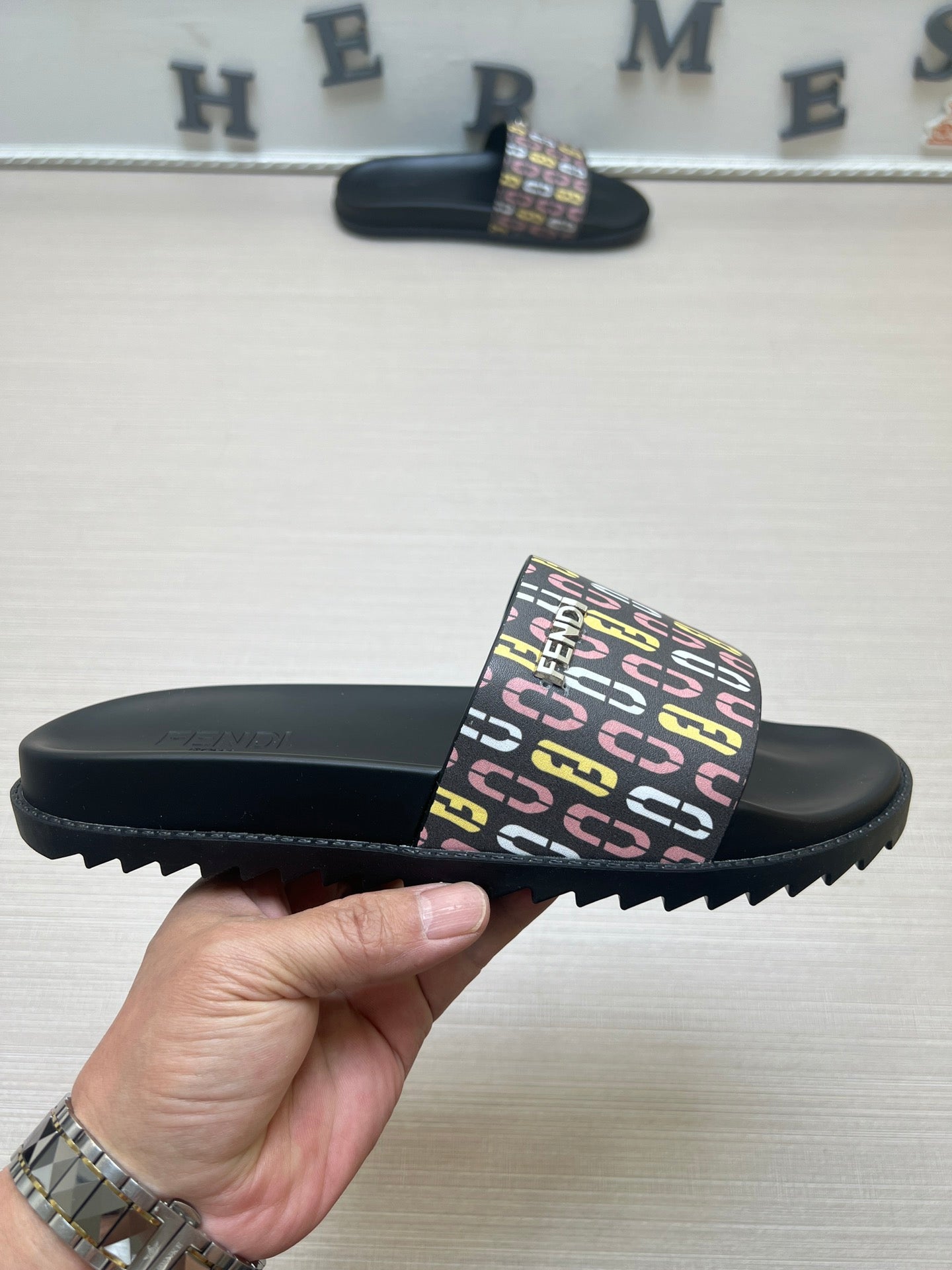 54F120Z   fashion  slippers