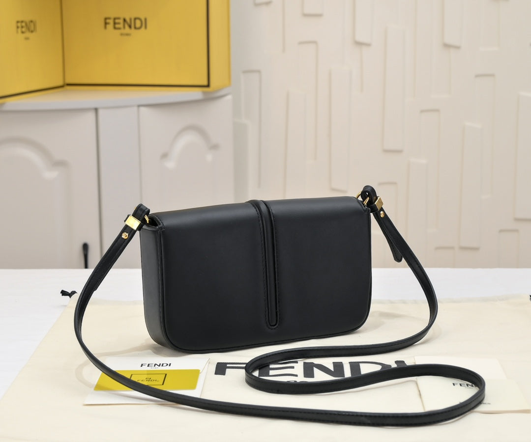 4XF9B  Fashionable leather bag 