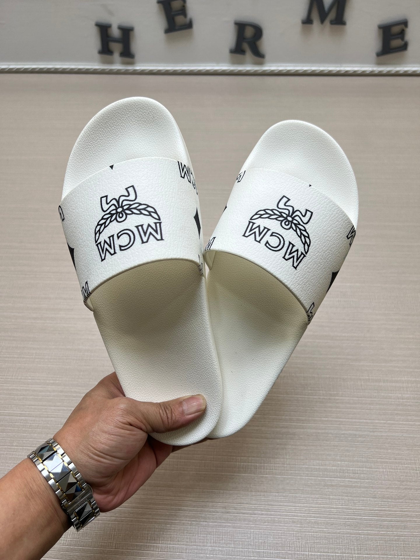 54M43Z  fashion   slippers