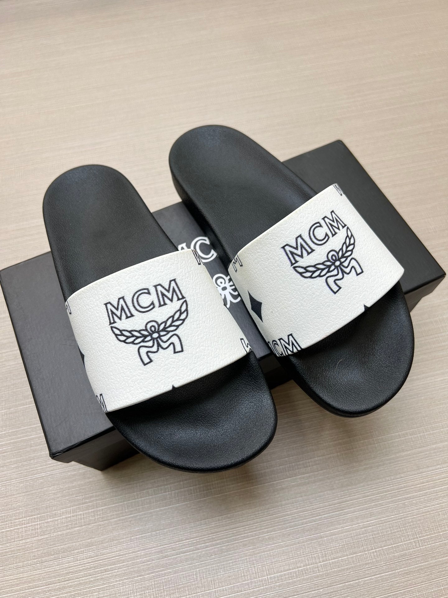 54M43Z  fashion   slippers