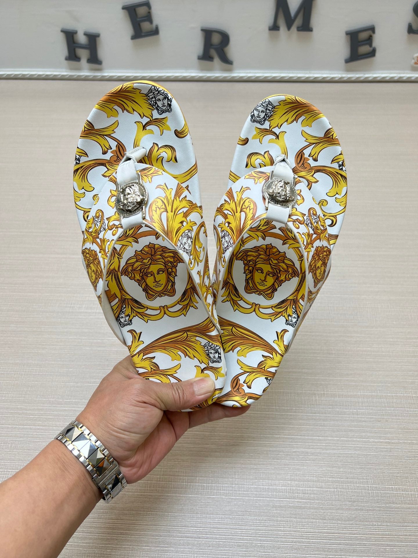 54V96Z   fashion  slippers