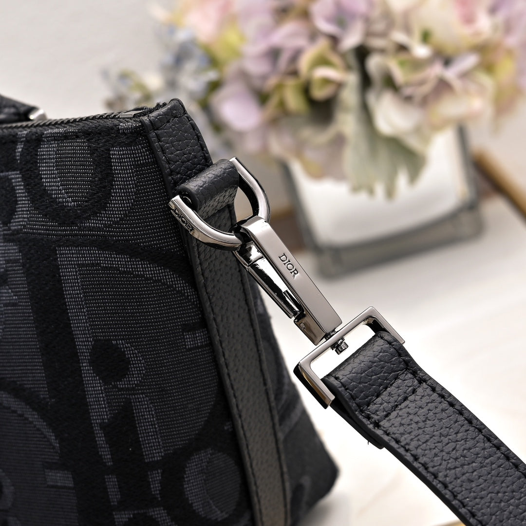 1XD65B (Fashionable bag )