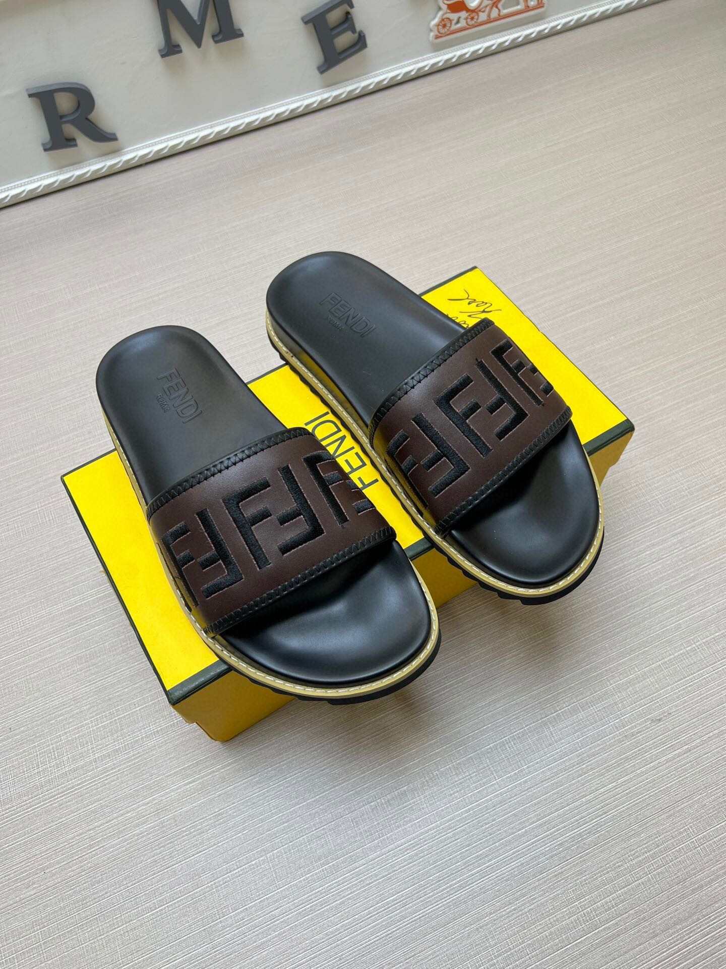 54F25Z    fashion  slippers