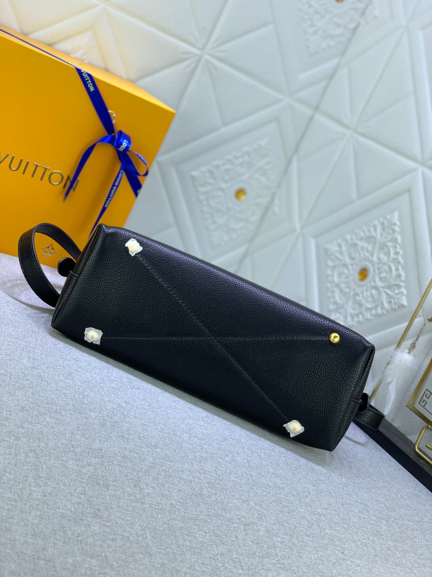 2XE319B  Fashionable leather bag 