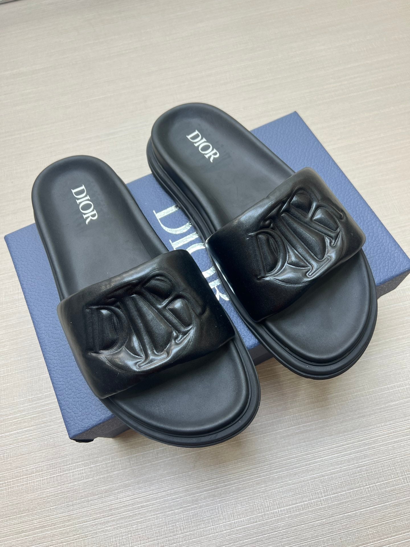 54D167Z  High quality leather slippers