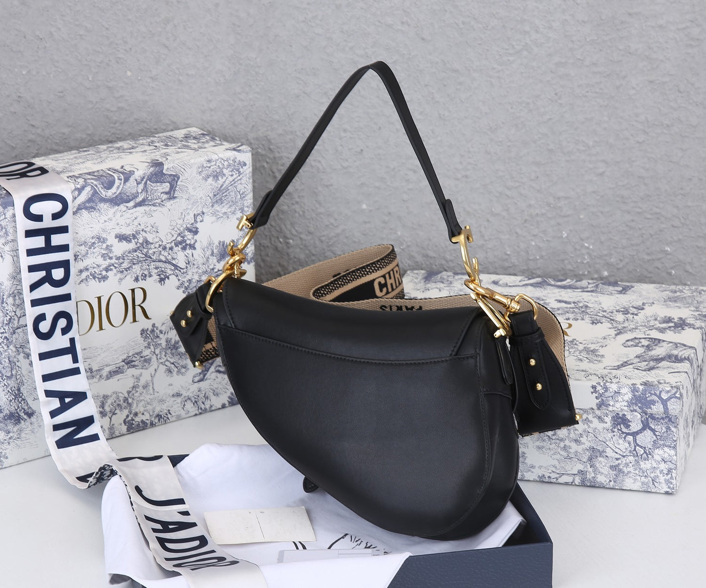 5D11B  Fashionable leather bag 