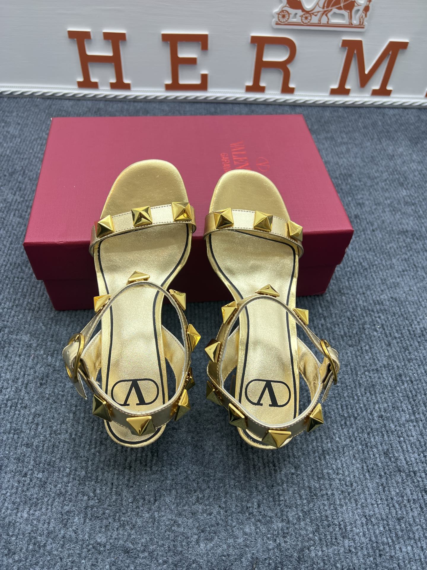 1: 1 High quality leather sandals 5YVL64Z