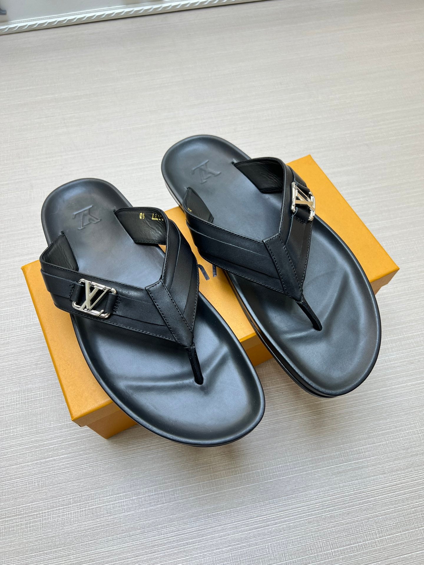 54E86Z   fashion  slippers